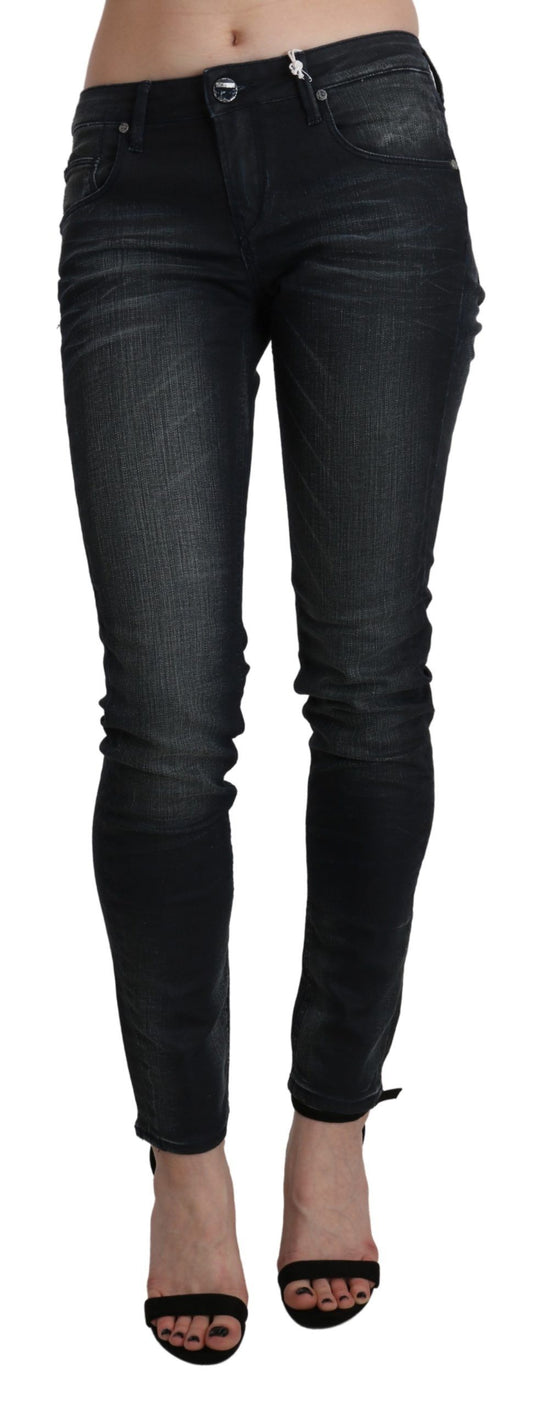 Acht schwarz gewaschene Skinny-Denim-Hose mit niedriger Taille