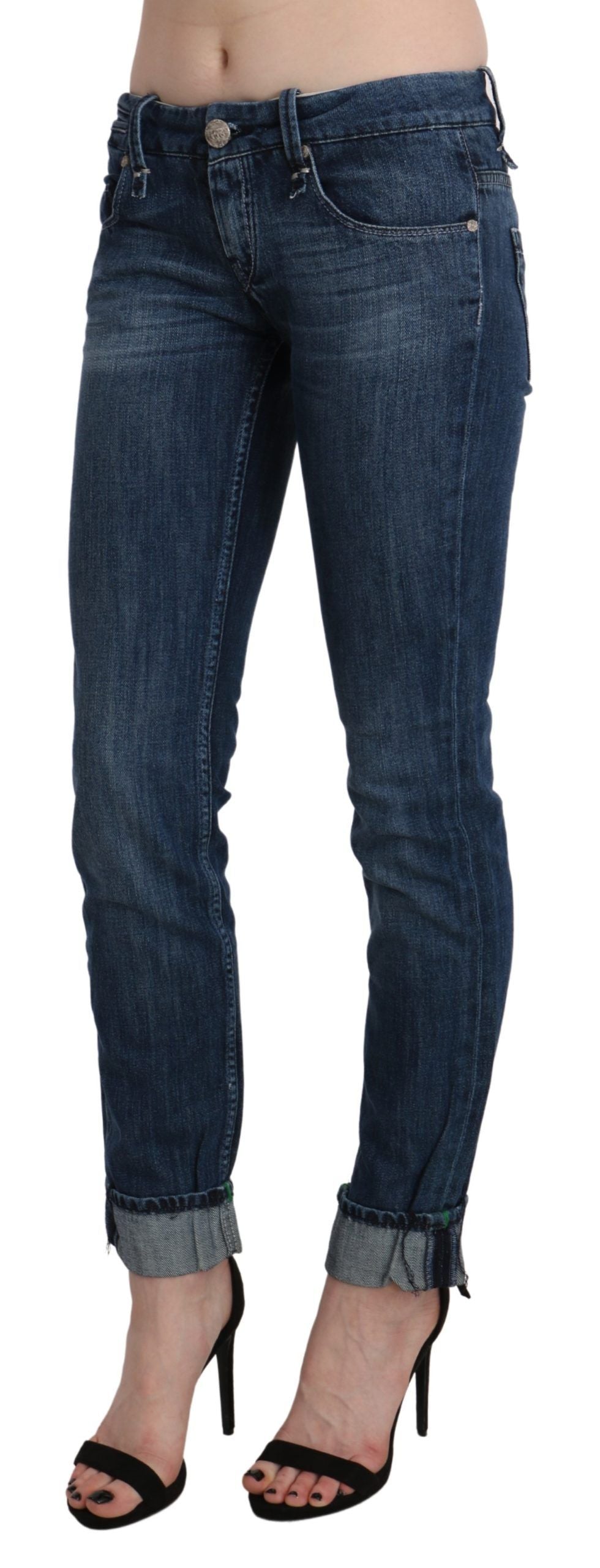 Acht blau gewaschene Skinny-Jeanshose mit niedriger Taille