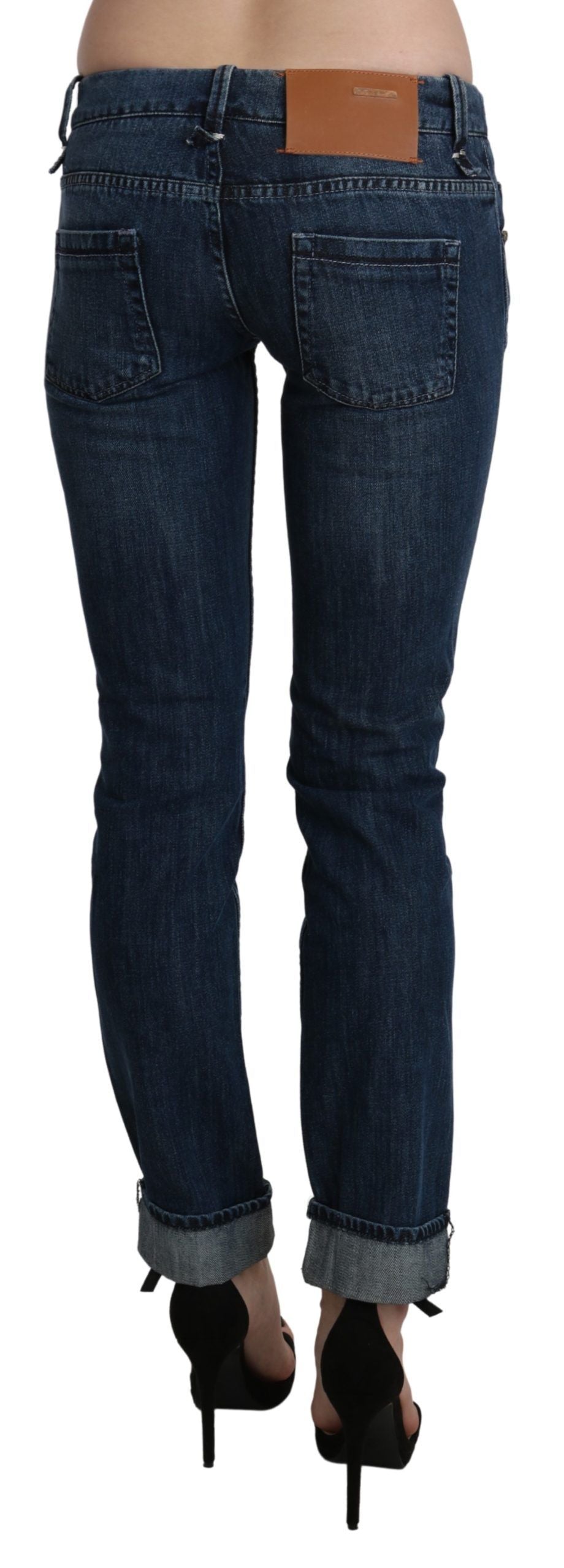 Acht blau gewaschene Skinny-Jeanshose mit niedriger Taille