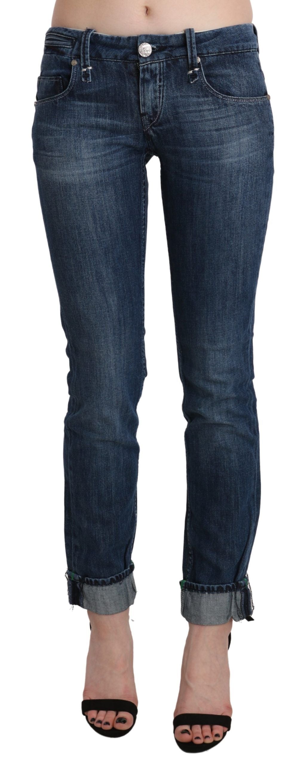 Acht blau gewaschene Skinny-Jeanshose mit niedriger Taille