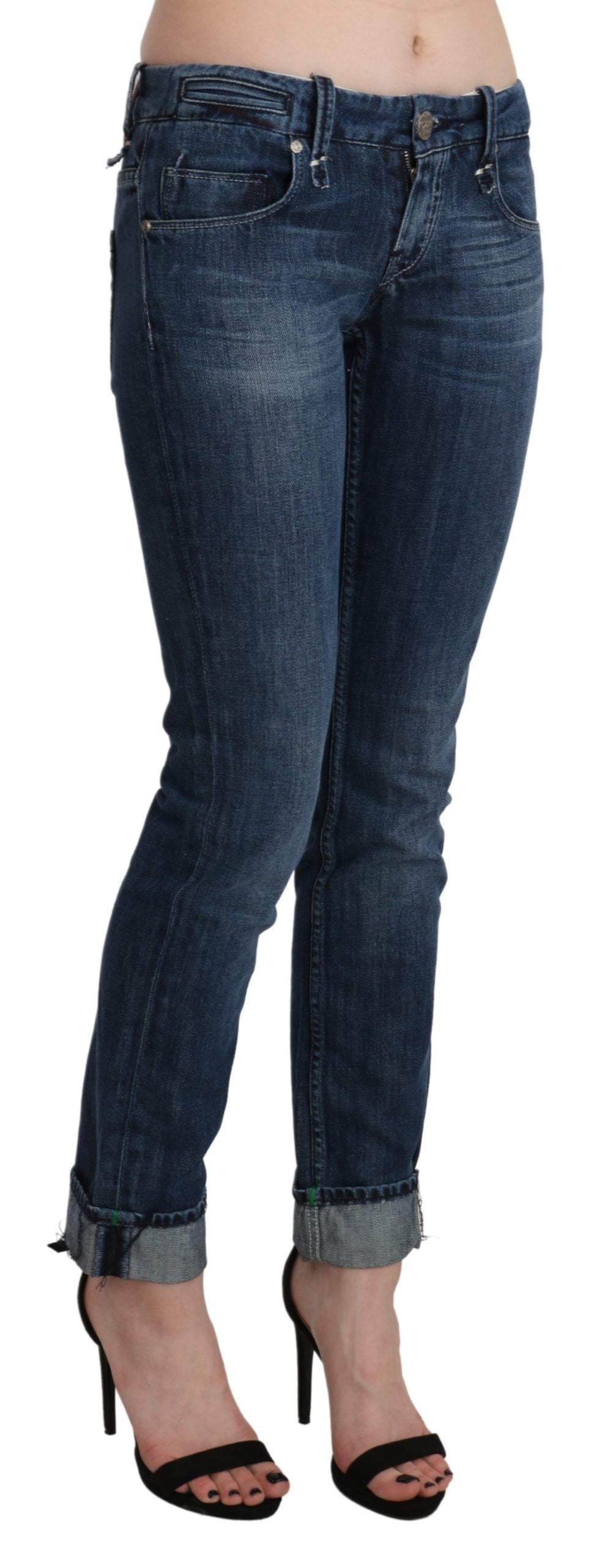 Acht blau gewaschene Skinny-Jeanshose mit niedriger Taille