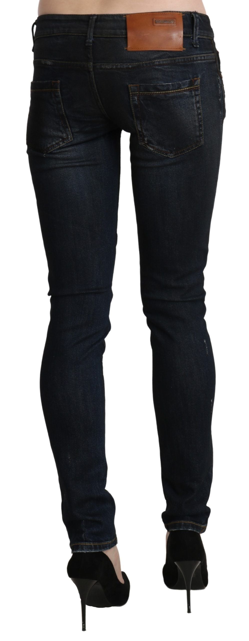 Acht blaue, verwaschene Skinny-Denim-Hose mit niedriger Taille