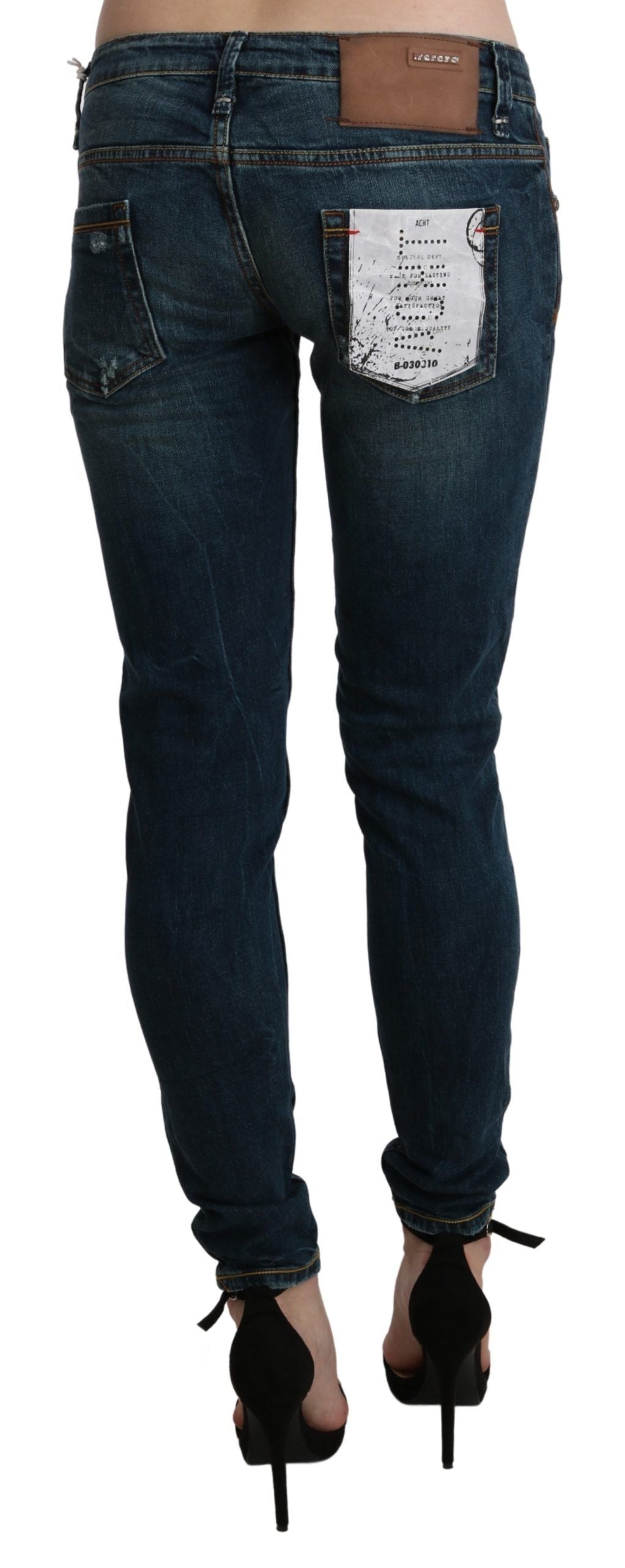 Acht blau gewaschene Skinny-Denim-Jeans mit niedriger Taille