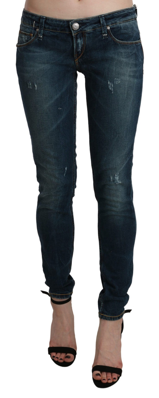 Acht blau gewaschene Skinny-Denim-Jeans mit niedriger Taille