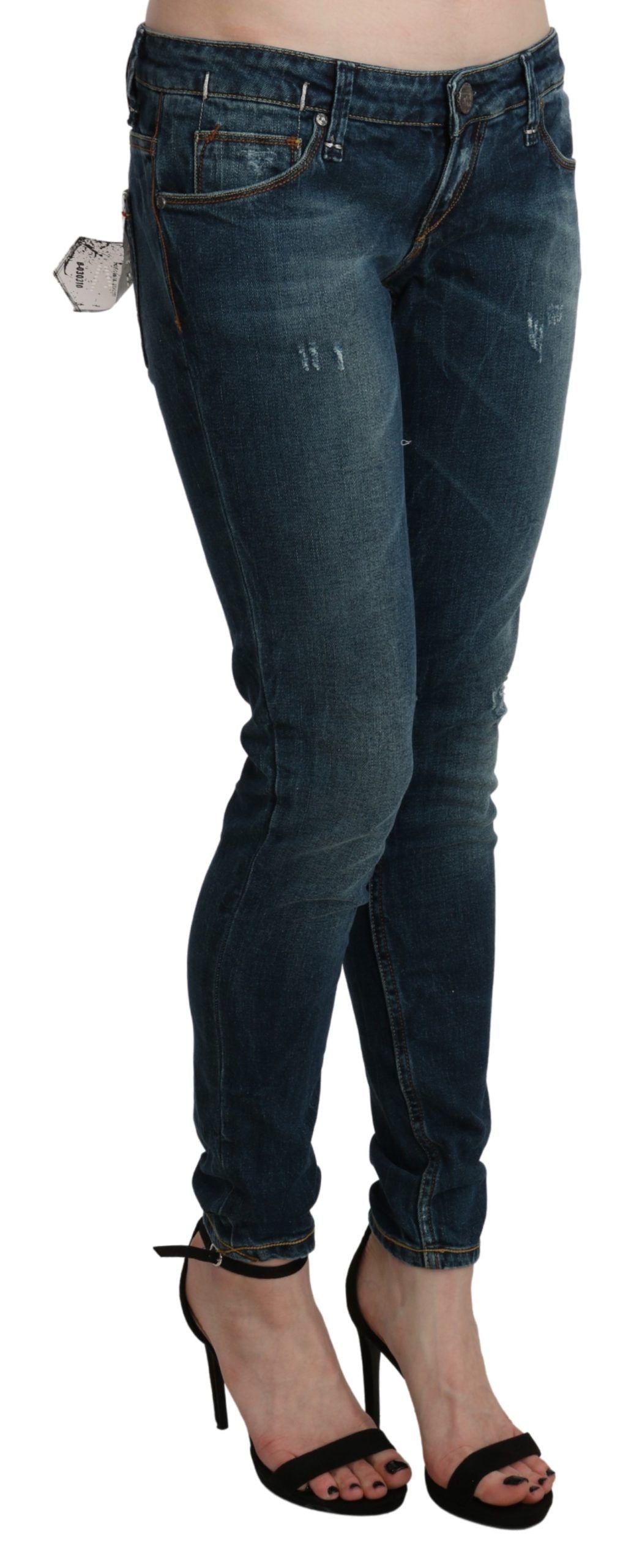 Acht blau gewaschene Skinny-Denim-Jeans mit niedriger Taille