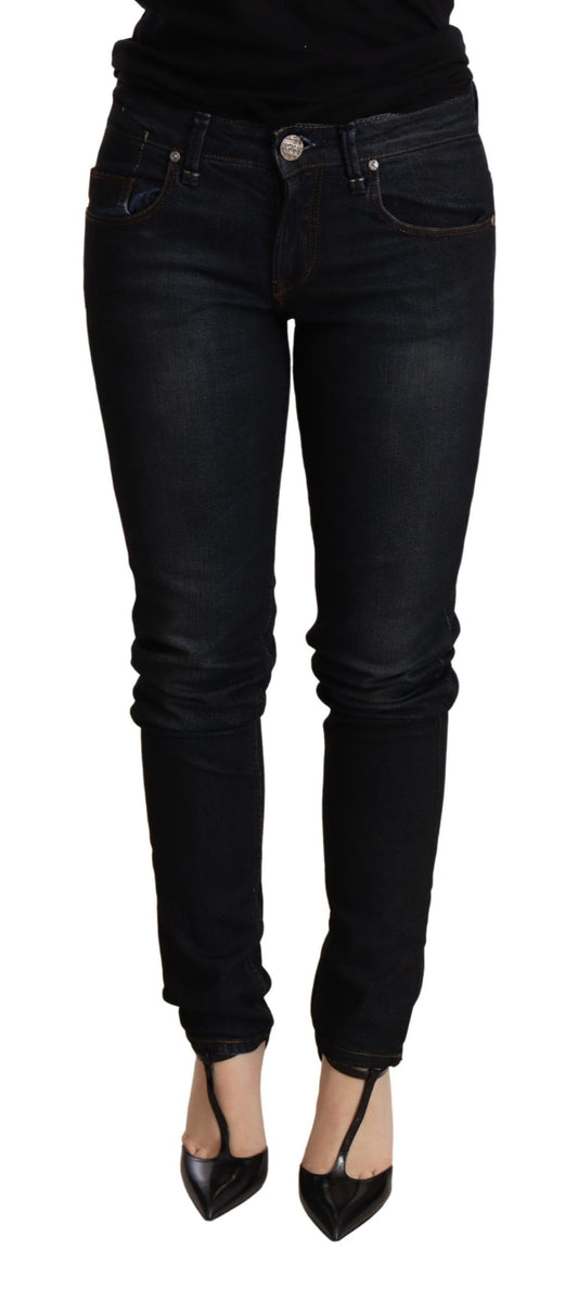 Acht blau gewaschene Skinny-Jeanshose mit niedriger Taille