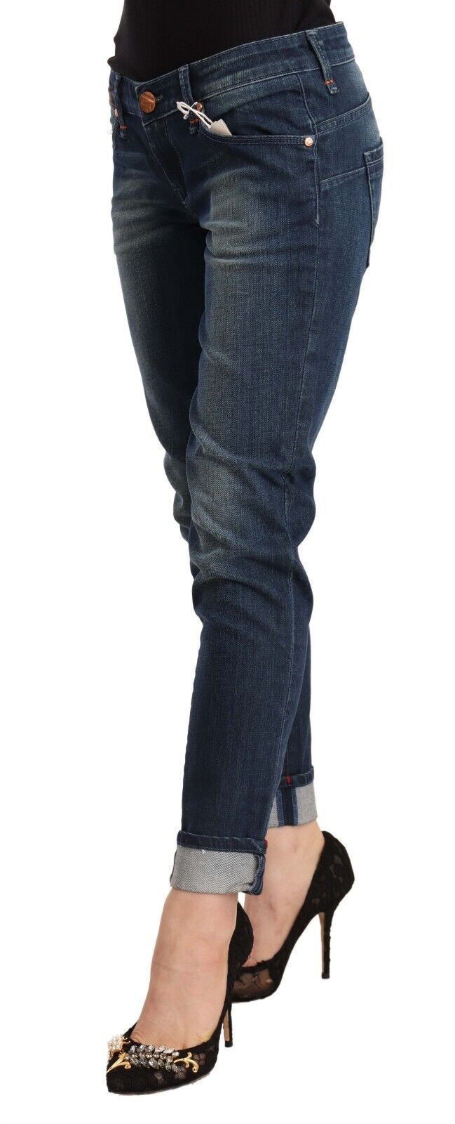 Acht blau verwaschene Skinny-Denim-Jeans mit gefaltetem Saum und niedriger Taille