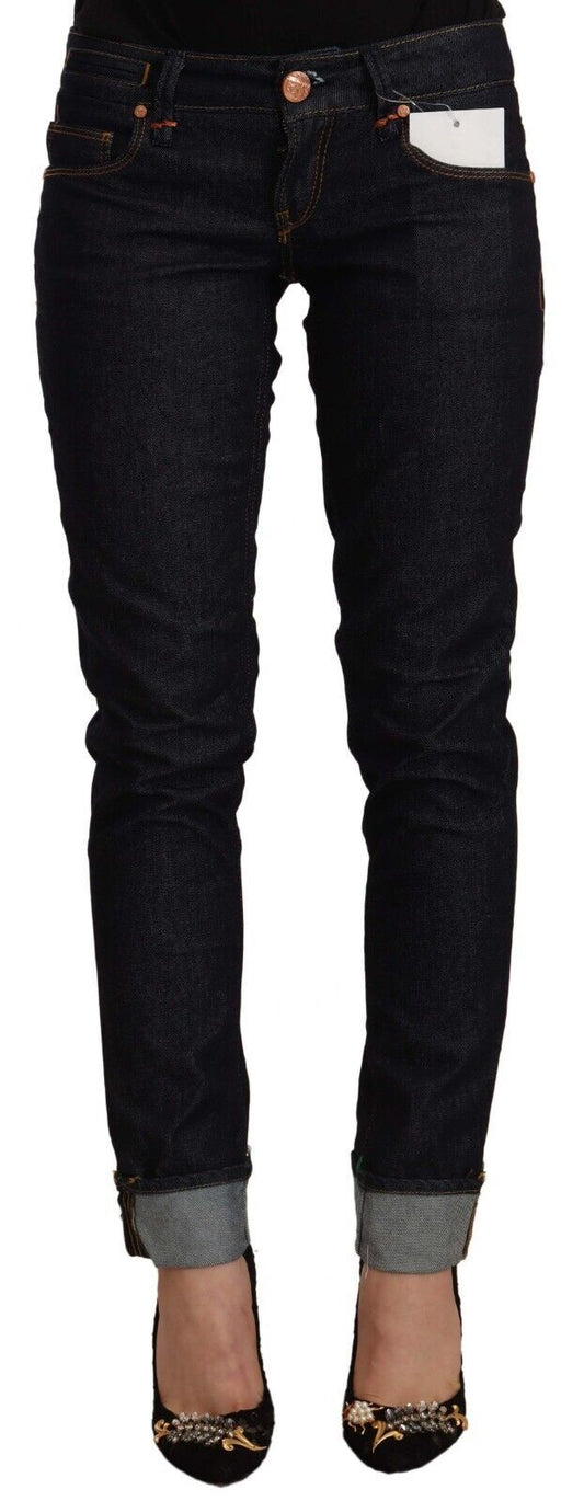 Acht schwarze Slim-Fit-Denimjeans aus Baumwolle mit niedriger Taille