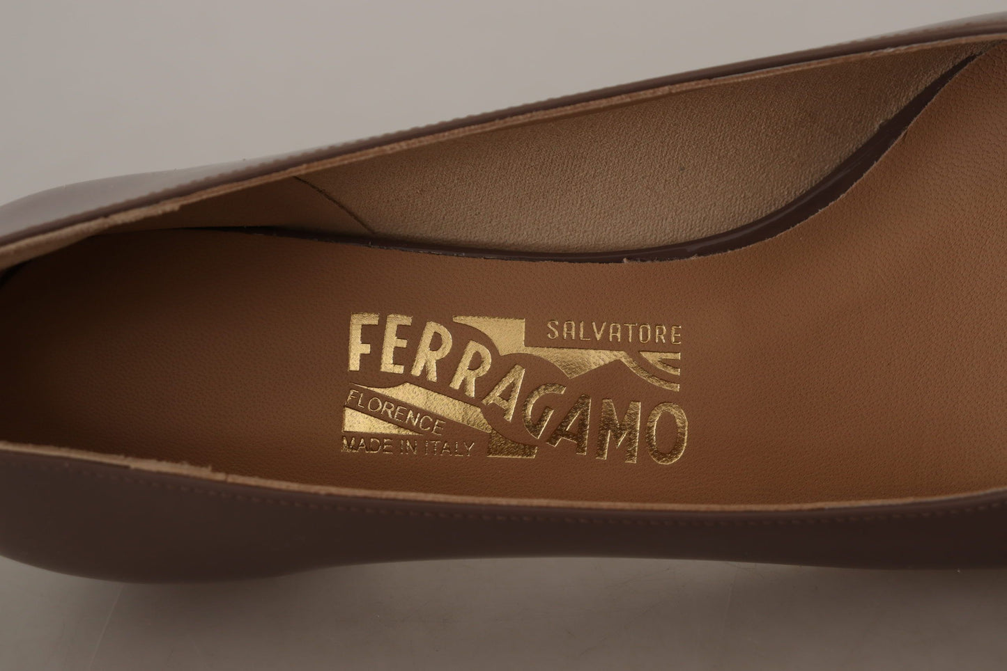 Salvatore Ferragamo Braune Pumps aus Naplak-Kalbsleder