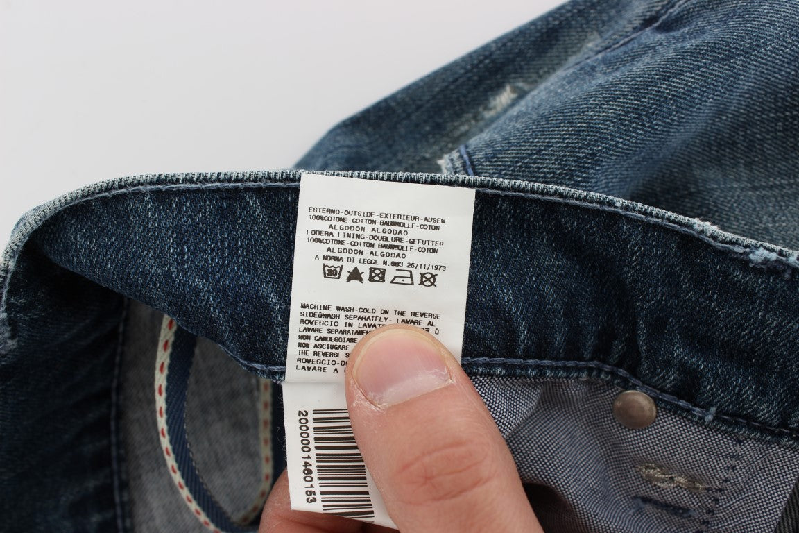 Acht Jeans in normaler Passform aus Baumwolldenim in blauer Waschung