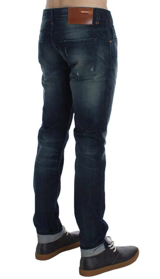 Acht Slim-Fit-Jeans aus Baumwolldenim in blauer Waschung