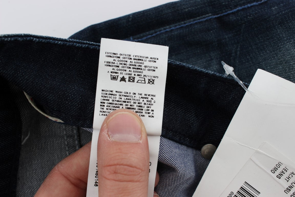 Acht Slim-Fit-Jeans aus Baumwolldenim in blauer Waschung