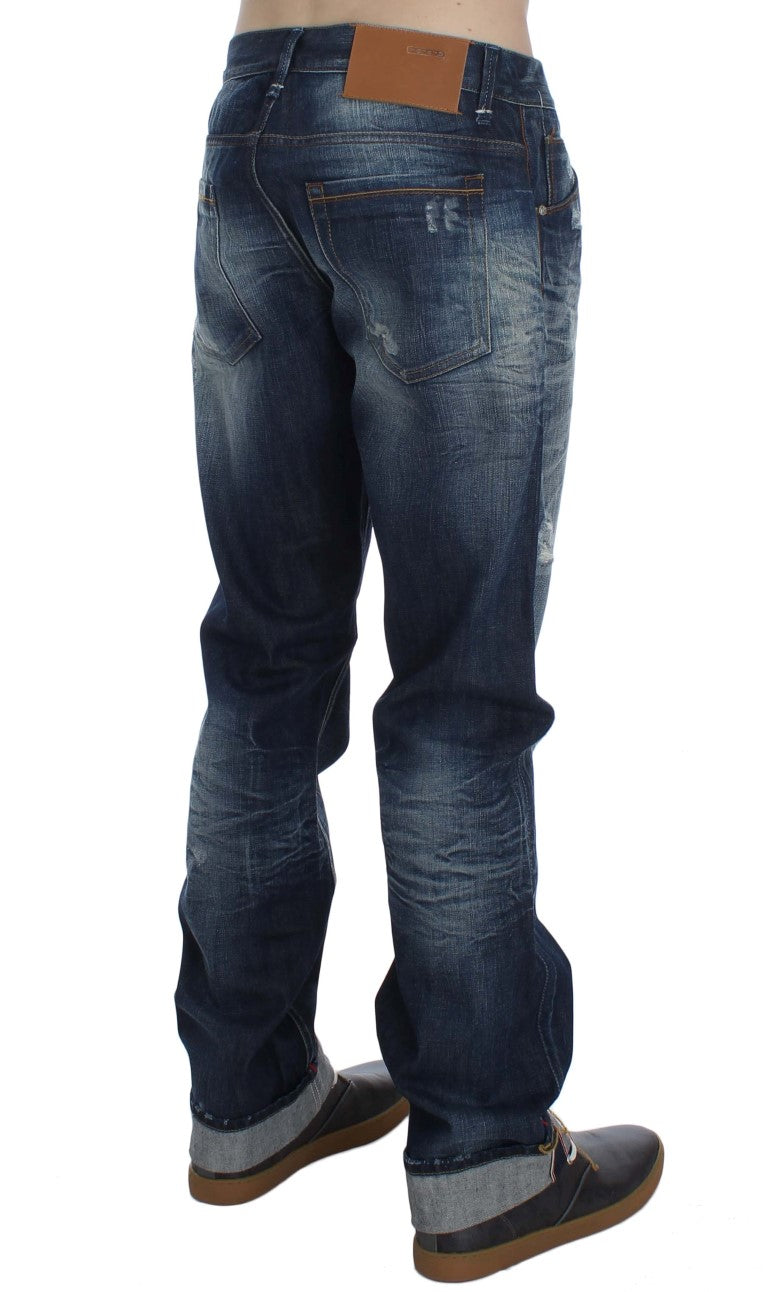 Acht Jeans in normaler Passform aus Baumwolldenim in blauer Waschung