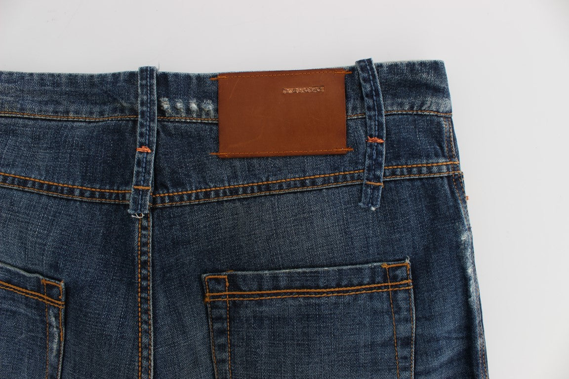 Acht Slim-Fit-Jeans aus Baumwolldenim in blauer Waschung