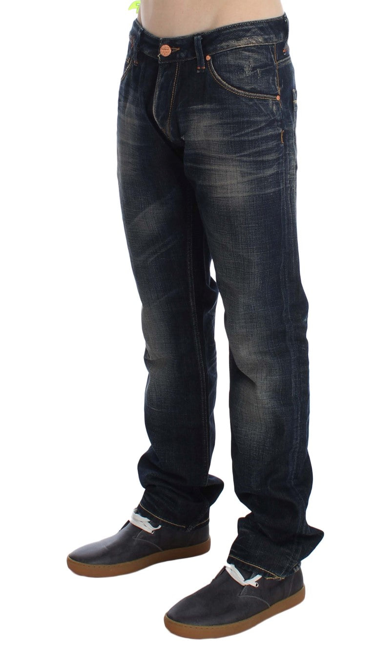 Acht Jeans mit gerader Passform und niedriger Taille in blauer Waschung