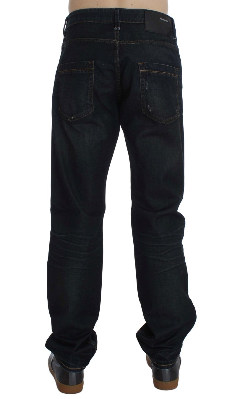 Acht Straight-Fit-Jeans aus Baumwolldenim in blauer Waschung