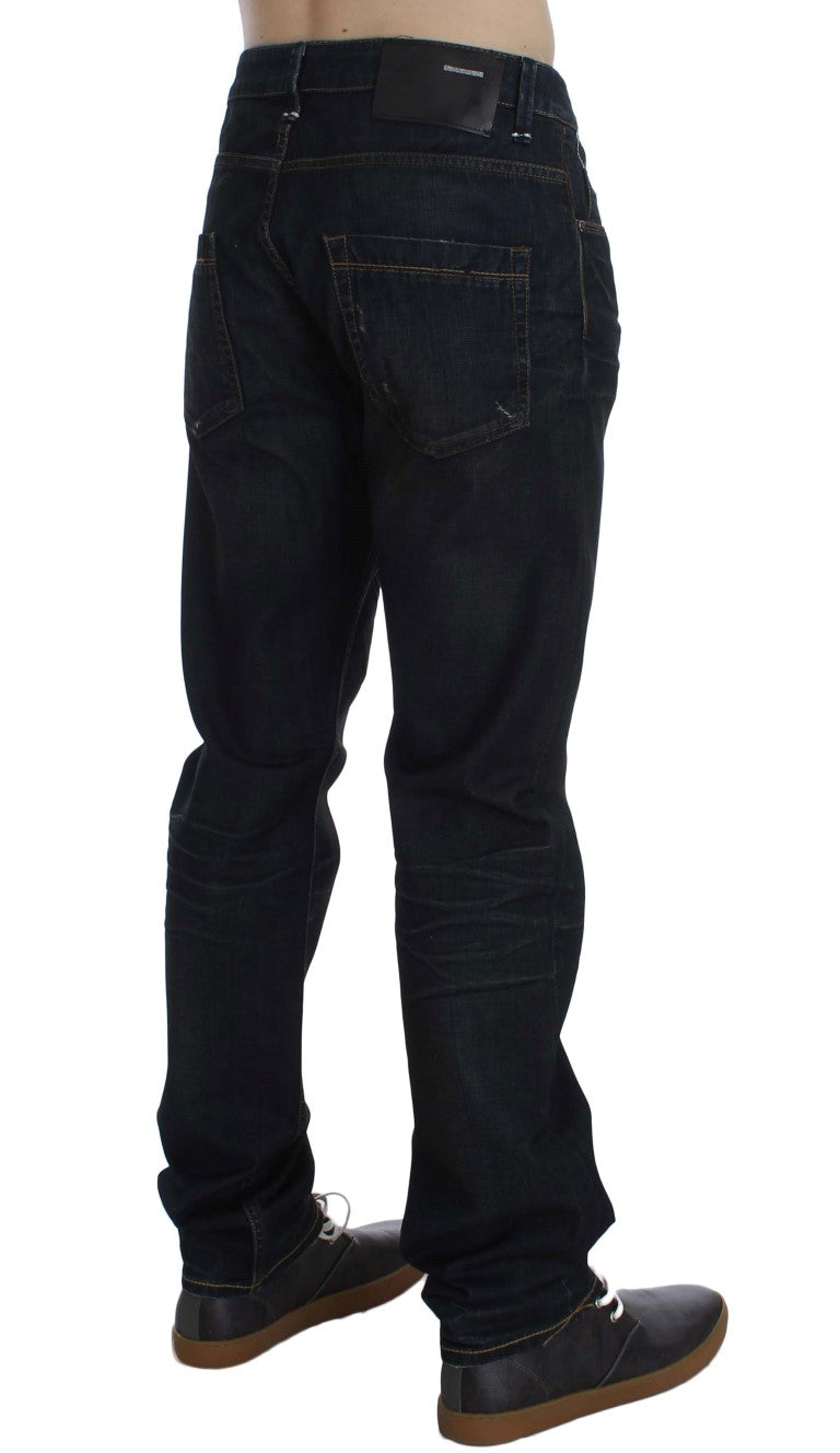 Acht Straight-Fit-Jeans aus Baumwolldenim in blauer Waschung