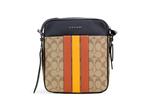 COACH Hudson 21 Signature Umhängetasche aus beschichtetem Canvas mit Varsity-Streifen