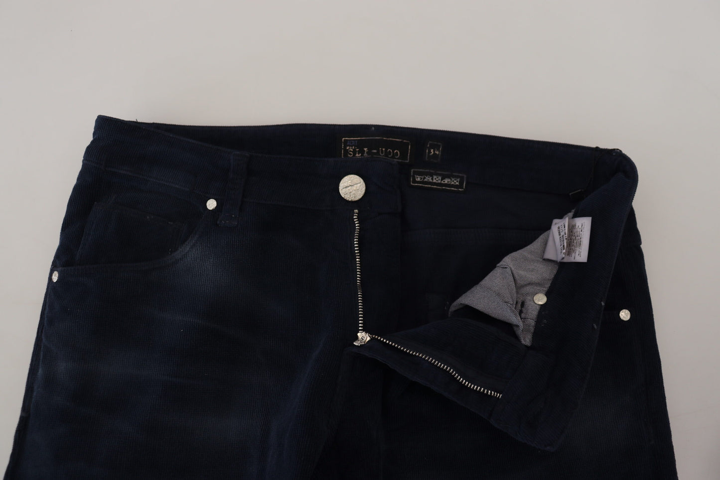 Acht blaue Slim-Stretch-Herrenjeans aus Baumwollcord