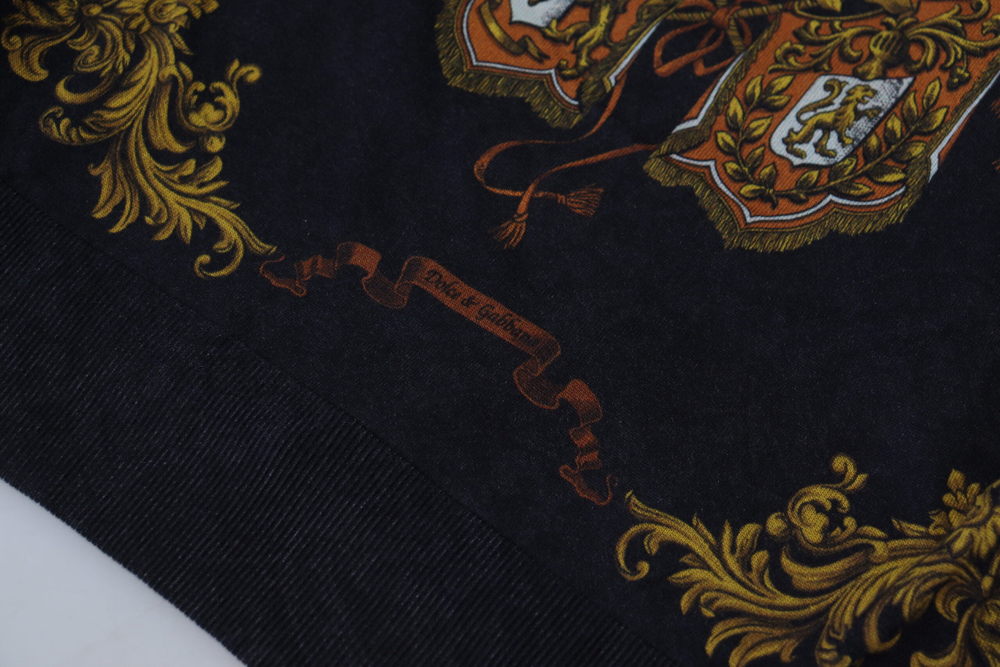 Dolce &amp; Gabbana Grauer Barock-Seidenpullover mit Medaillenmotiv