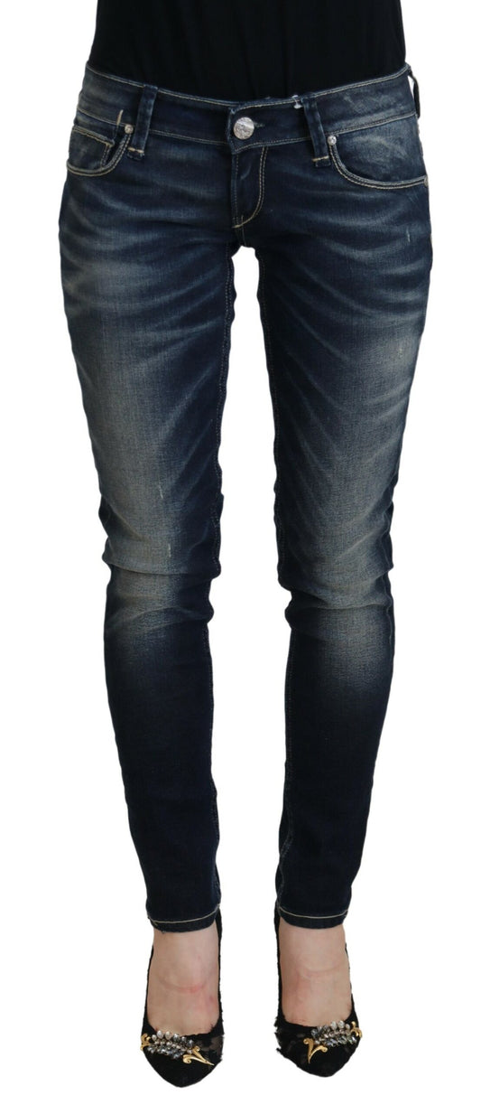 Acht Slim-Fit-Damenjeans aus blau gewaschener Baumwolle