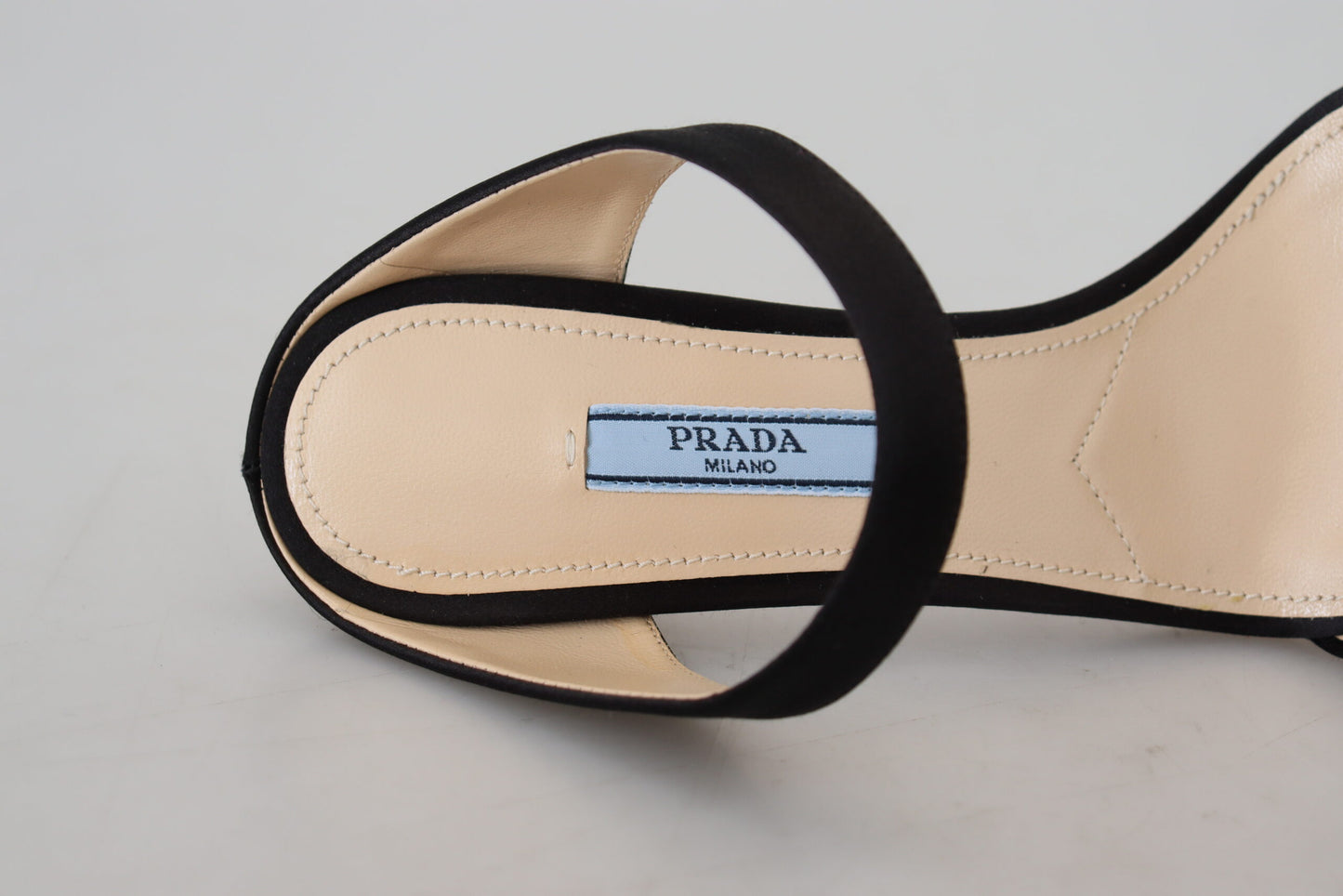 Schwarze Ledersandalen von Prada mit Stilettoabsätzen und offenen Zehen