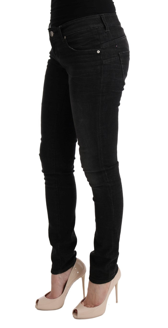 Acht Slim-Fit-Jeans mit schwarzer Denim-Baumwollhose