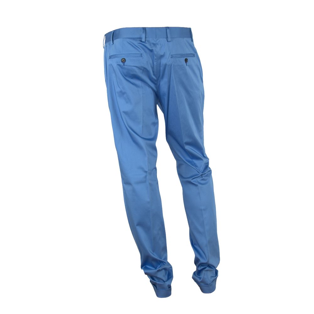 Hergestellt in Italien. Hellblaue Jeans und Hose aus Baumwolle