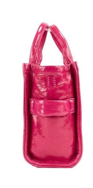 Marc Jacobs The Shiny Crinkle Mini Tote Umhängetasche aus magentafarbenem Leder